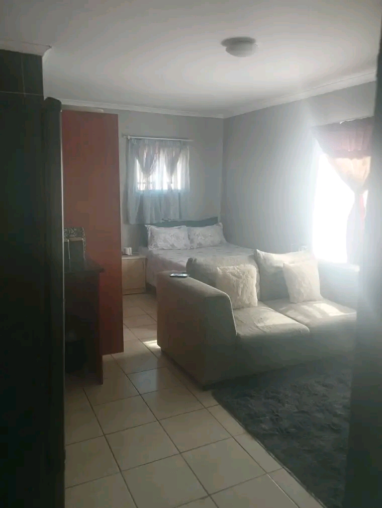 Cottage available 1 march  ext10 r3000 ,depos  in Cosmo City