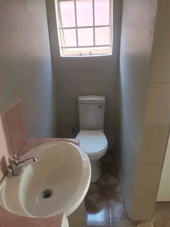 Room to rent ext 10 
rent 2500
deposit half  in Cosmo City