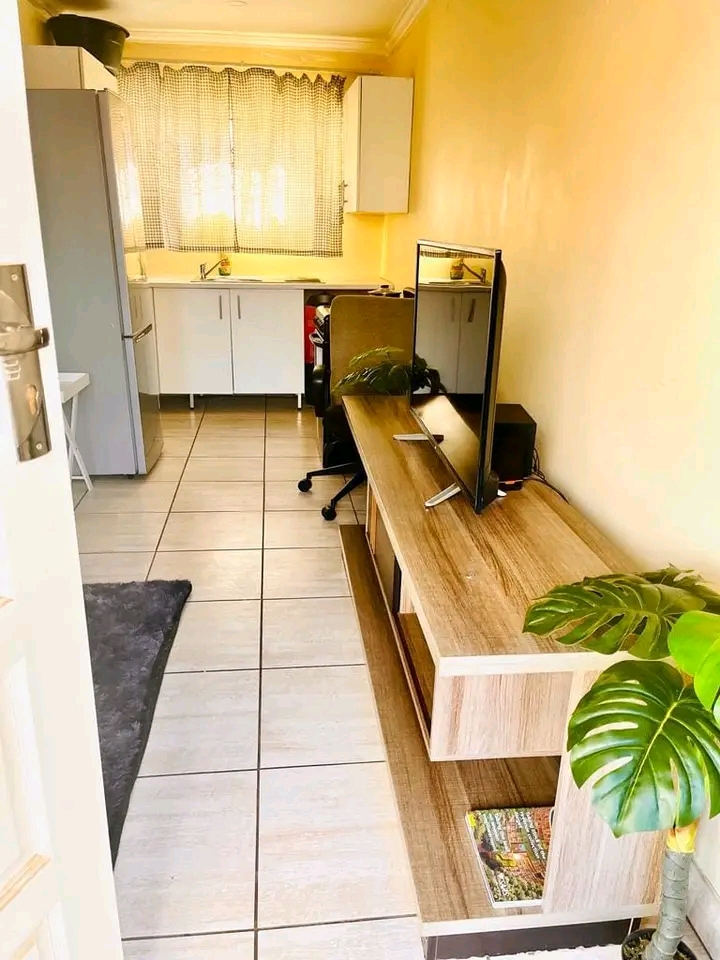 2x bachelor room available from the 1st of de  in Olievenhoutbosch