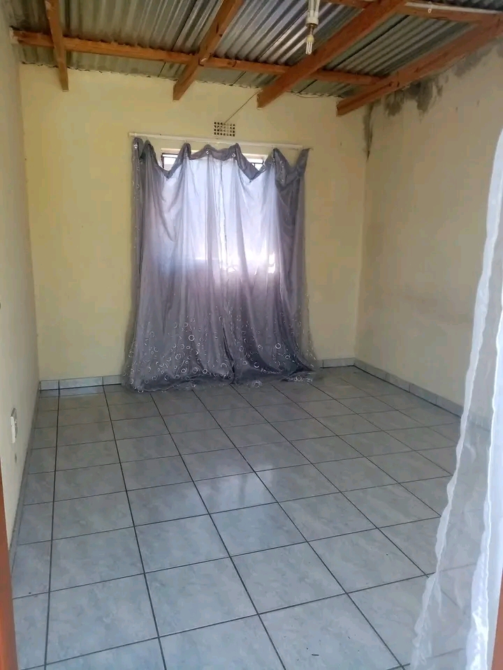 Room available to rent month end call/whatsap  in Molapo