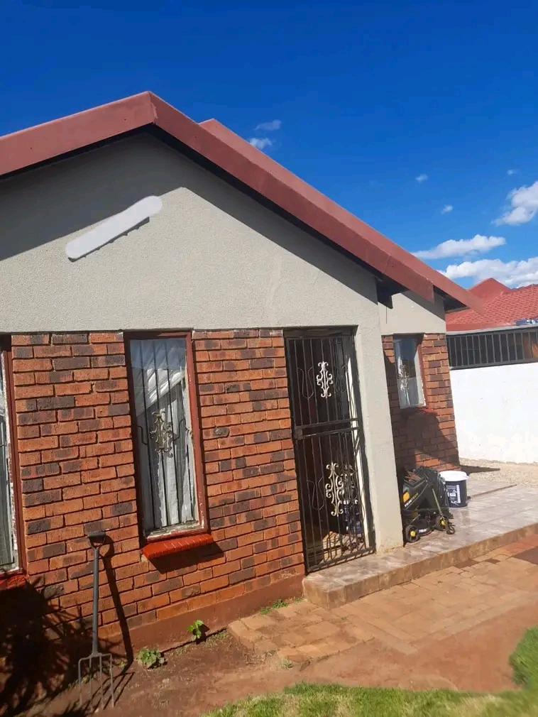 Area: ext25📍
rental price r5500 plus depo  in Vosloorus