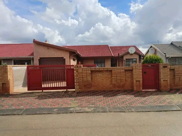 A stand alone house is available immediately.  in Vosloorus
