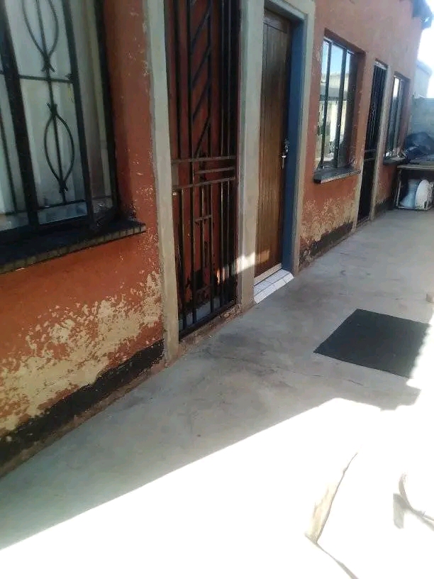 Room to rent at basothong including ceiling a  in Vosloorus