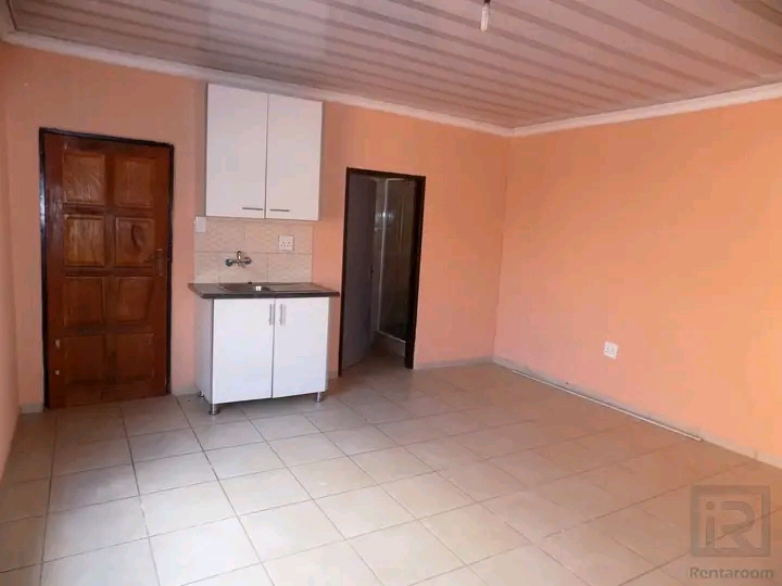 Ensuite room available to rent
rent: r2000 p  in Protea Glen