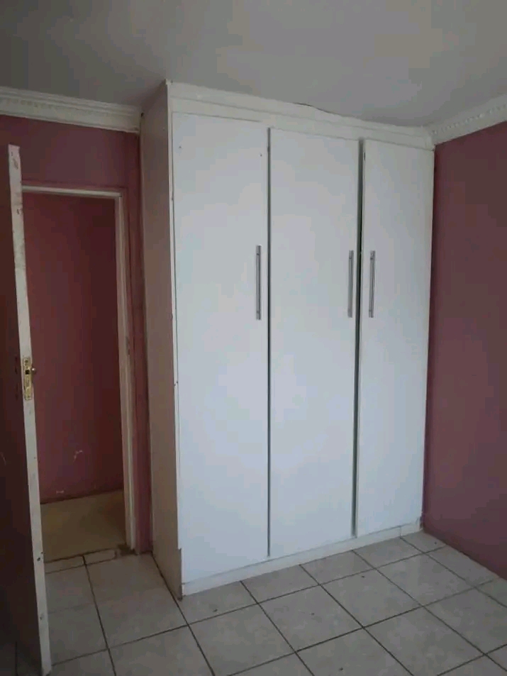 A 3 bedrooms house available right now for re  in Senaoane