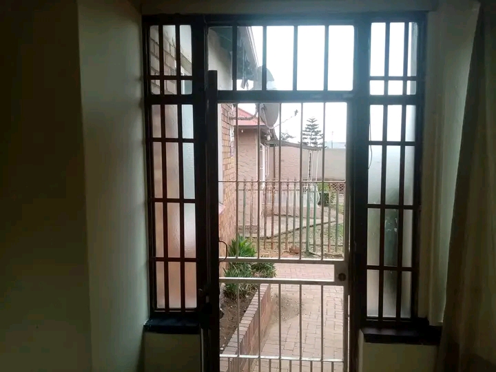 Rooms for rent r2300 including electricity an  in Rosettenville