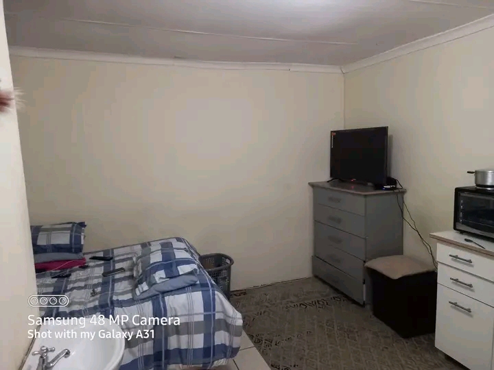 Bachelor room for rental
🤑 price:r2300 pm  in Ebony Park