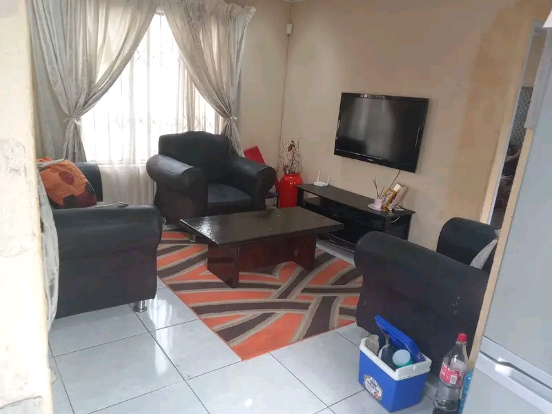 House available rent 
r5500 + r5500 deposit   in Dawn Park