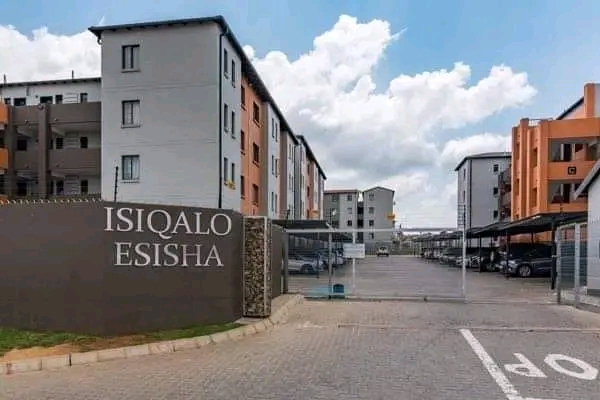 A room is available to a young female in a 2 in Fleurhof
