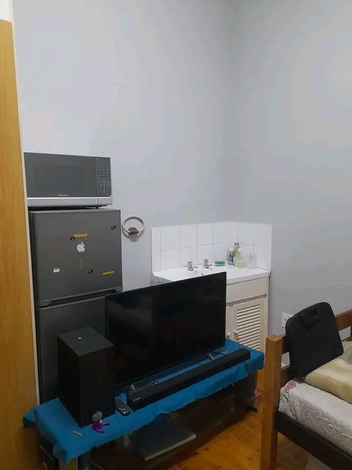 Medium sized (12sqm) furnished room in upmark  in Johannesburg