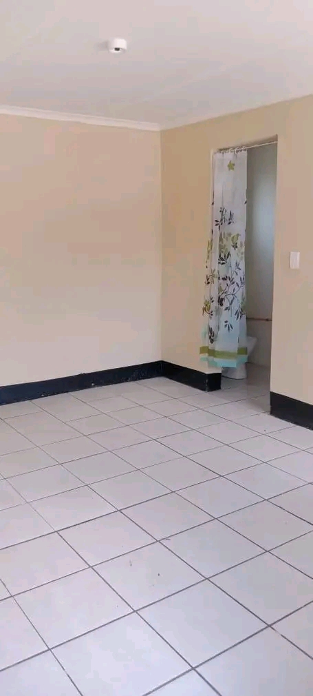 Self contained unit in la rochelle jhb south.  in La Rochelle