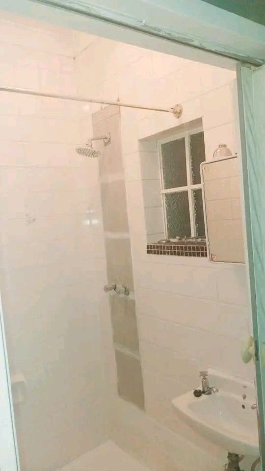 This gorgeous and beautiful cottage is locate  in Kempton Park