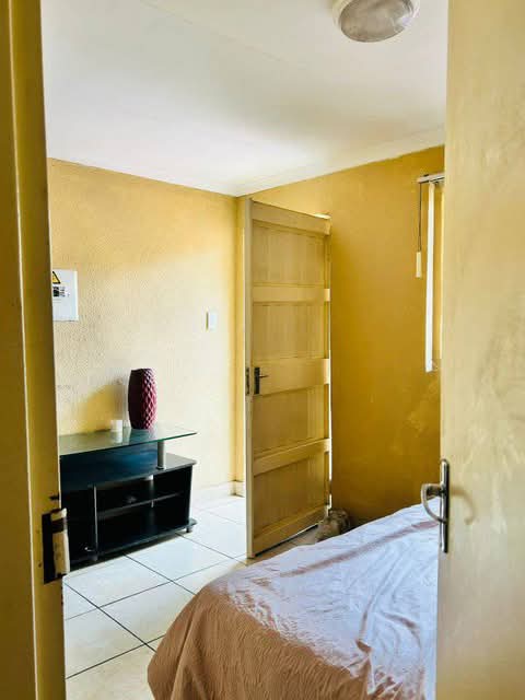 Available bachelor near south gate mall
r300  in Johannesburg
