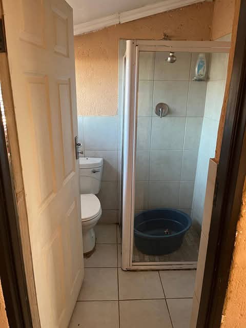 Spacious garage size bachelor to rent availab  in Spruitview