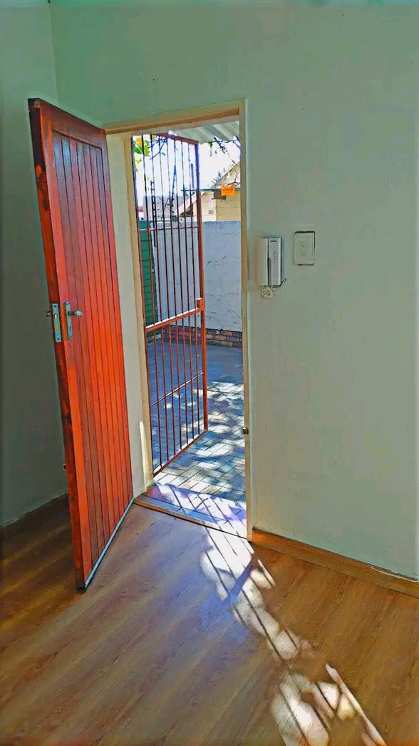 Room for bachelor available for immediate occ  in Kempton Park