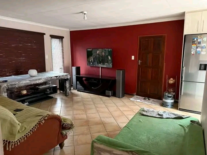 A well maintained stand alone offering 3 fitt  in Kempton Park