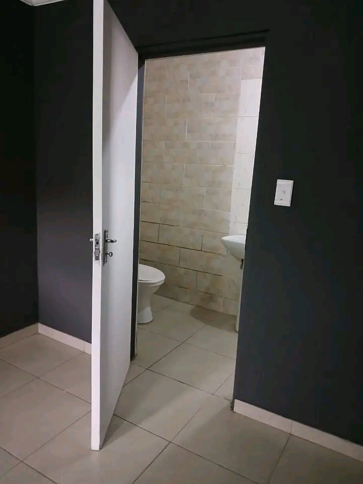 Bachelor available at ext 3 near score taxi r  in Ivory Park