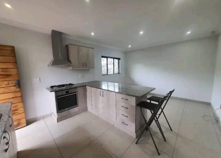 Modern neat clean 1 bedroom apartment on the   in Bezuidenhout Valley