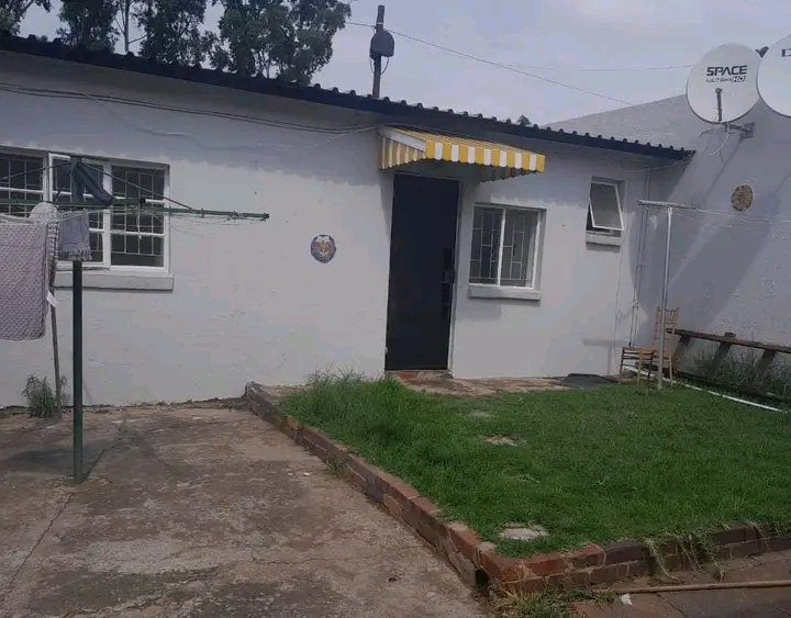1 bed room cottage for rent 3300 deposit 1000  in Turffontein