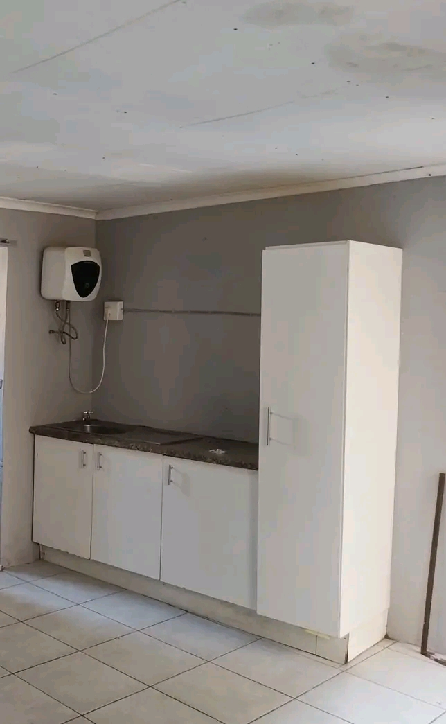 Spacious bachelor unit available to rent imme  in Birch Acres
