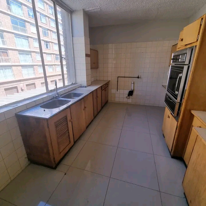 En-suit room: r4,000.
double room: r3,500.
  in Sunnyside