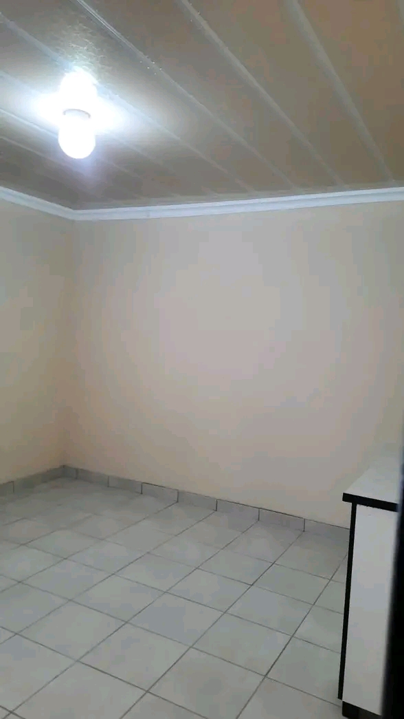 Ensuite available immediately for rental with  in Naturena
