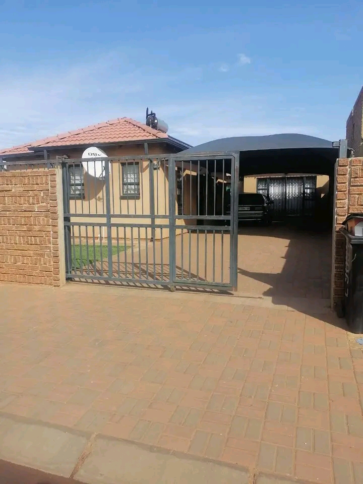 Bachelor to lease in ext 39 next to engen gar  in Protea Glen