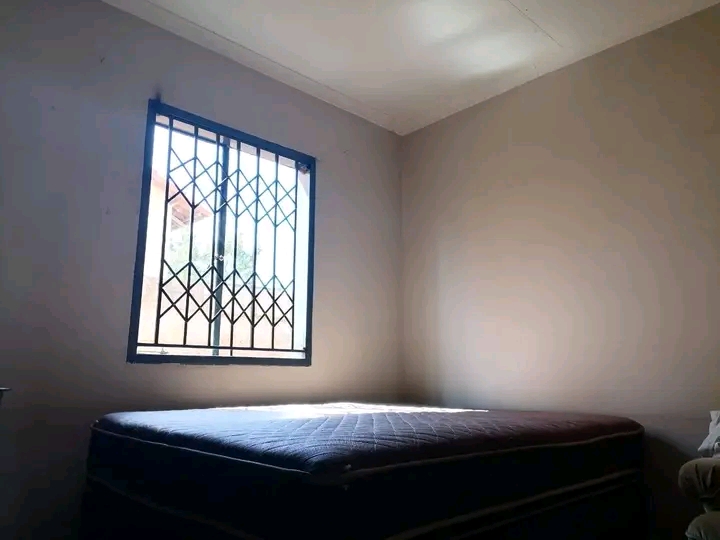 This rdp house for rental features:

two be  in Lufhereng