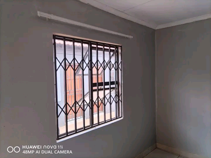 Room to rent (own shower and toilet)  ext 8 p  in Palm Ridge