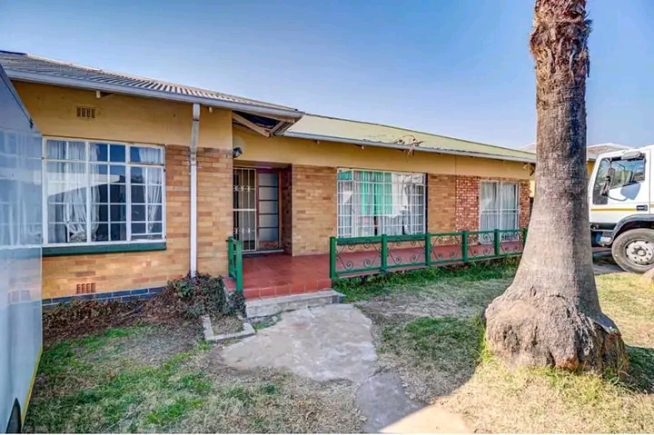 2 rooms available with wardrobes, kitchenlet,  in Kempton Park