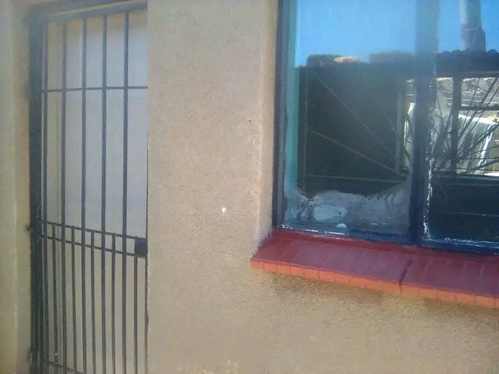 Small room available r1100, no selling but ha  in Orlando East