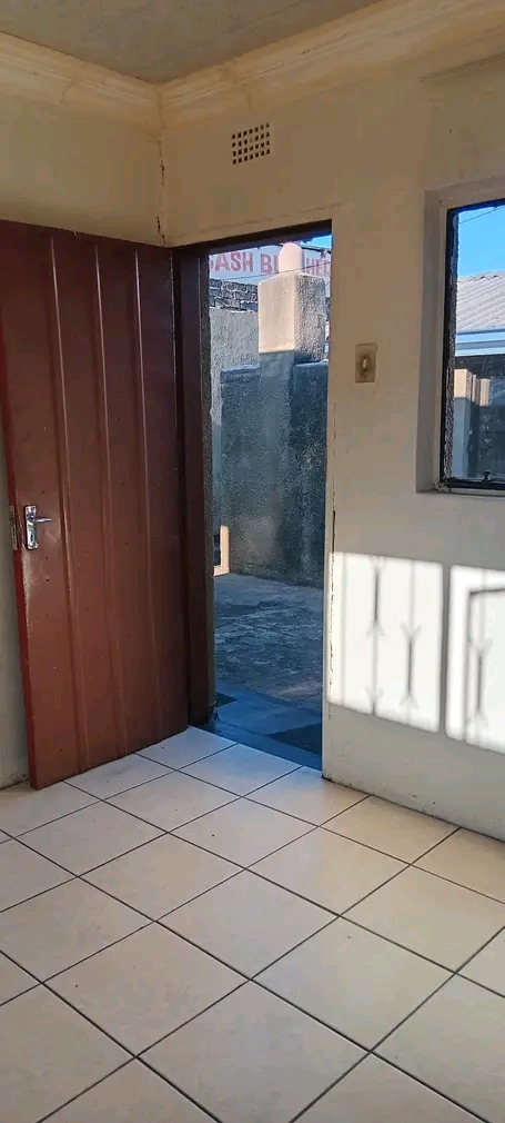 Room near municipal and ikhwezi station rent   in Zondi