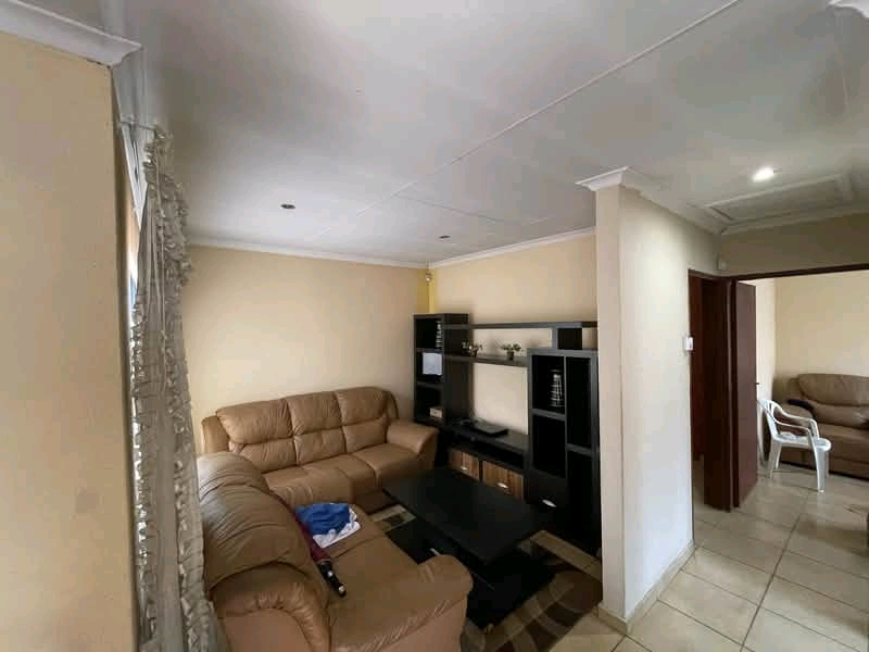 House in gardens
available immediately 
ren  in Leondale
