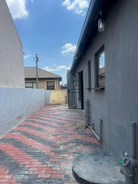 Bachelor room to let for r2600 per month excl  in Olievenhoutbosch
