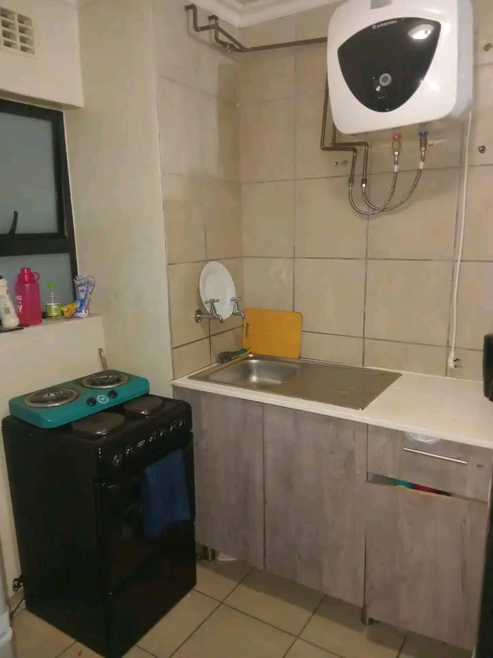I bed flat available right now with fitted ki  in Hillbrow