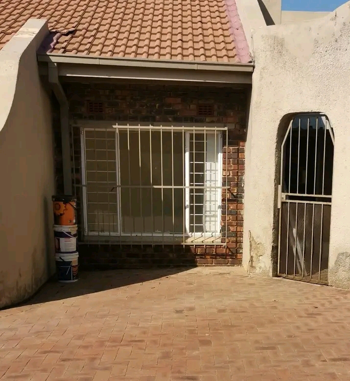Garden cottage available immediately for rent  in Kibler Park