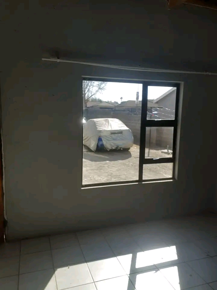 Room to rent @ ext 6 near chicken dust for r1  in Palm Ridge