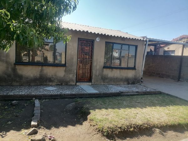 4 room house available @ pimville zone 3,the   in Pimville