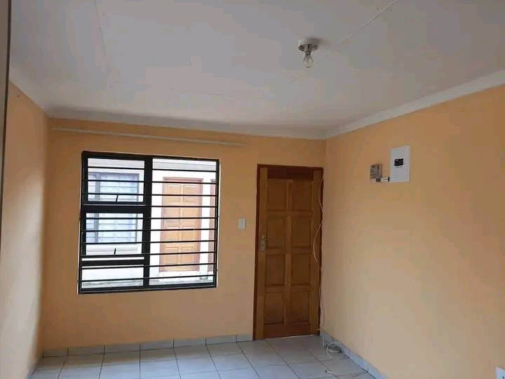 Neat room accommodation in close proximity to  in Vosloorus