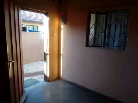 Room available at eliliba section amount of r  in Tembisa