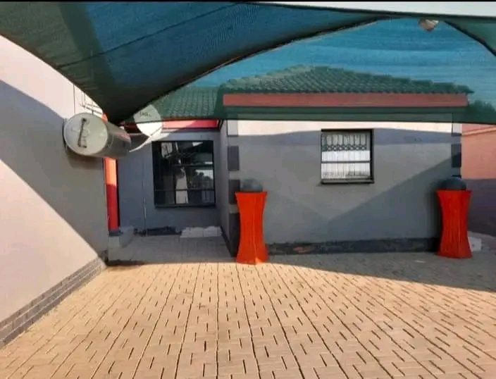 A beautiful backroom in block ff r4000
2 bed  in Soshanguve