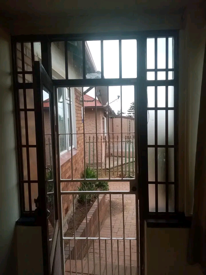 Rooms for rent r2300 including electricity an  in Rosettenville