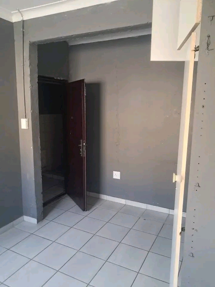 Room to rent 2300 contact me  in South Hills