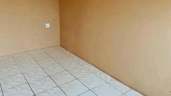Cottage available for r2200 in ext2,no parkin  in Cosmo City