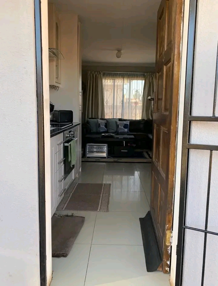 Area:mapleton📍
rent :r6000 plus deposit
  in Vosloorus