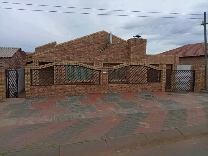 Rental at soweto, three bedrooms, shower and   in Molestane