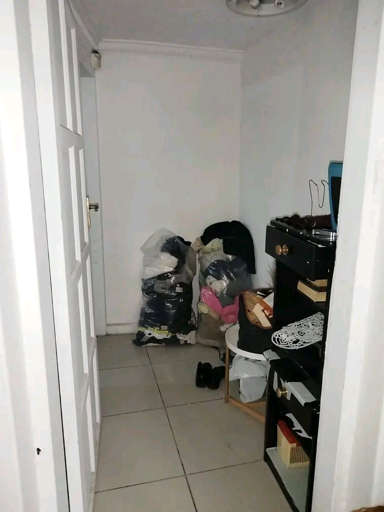 2 bedroom cottage to rent 

parking availab  in Lombardy East