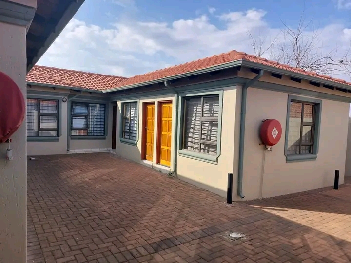 Neat room accommodation in close proximity to  in Vosloorus