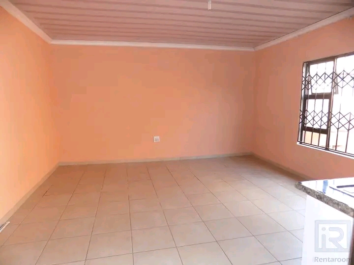 Ensuite room available to rent
rent: r2000 p  in Protea Glen