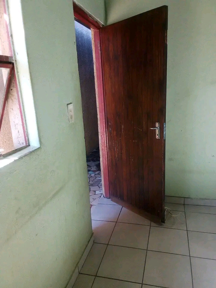 Hi
2 room available near manaka cycle kids a  in Orlando East